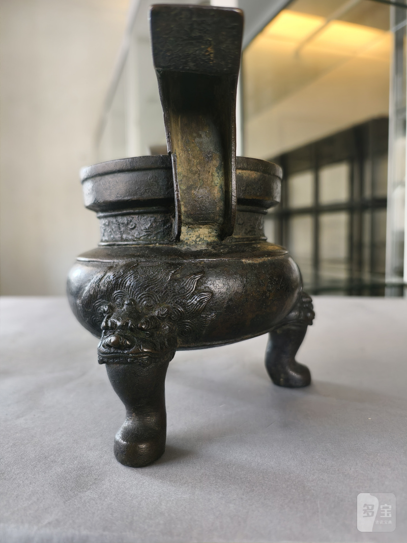 Two bronze incense burners, one on three legs, the second in the shape of a 'fang ding' - 图25